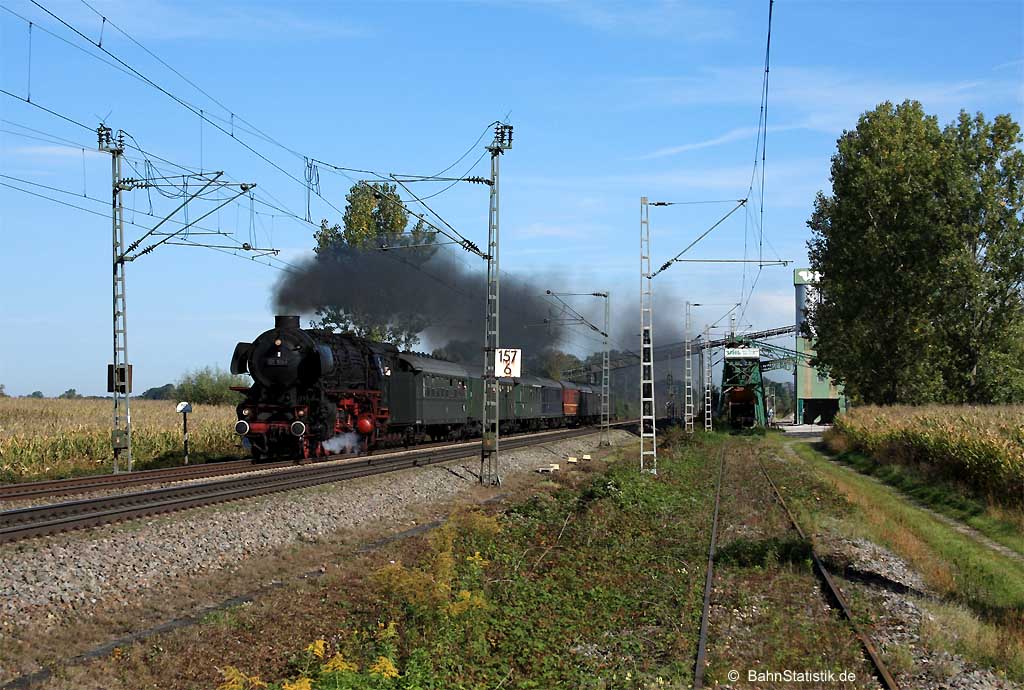 01 1066 am Tag der Deutschen Einheit 2010 mit einem Sonderzug von Landau (Pfalz) nach Breisach auf der Rheintalbahn am Kieswerk von Friesenheim vorbei