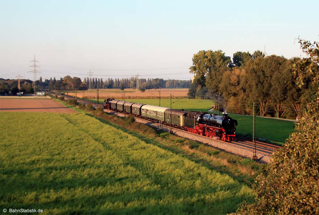 01 1066 am 25.09.11 mit einem Sonderzug, geschoben von der 50 2740, von Karlsruhe kurz vor dem Ziel Ettlingen West