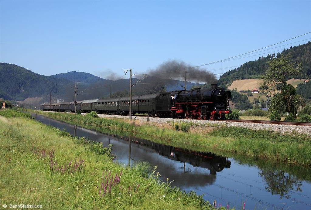 Mit Volldampf durch Deutschland – 90 Jahre legendäre Schnellzug-Baureihe 01
012 066-7 spiegelt sich am 07.08.15 mit ihrem Sonderzug DPE 20858 von Offenburg nach Rottweil am Kanal von Haslach entlang der Schwarzwaldbahn