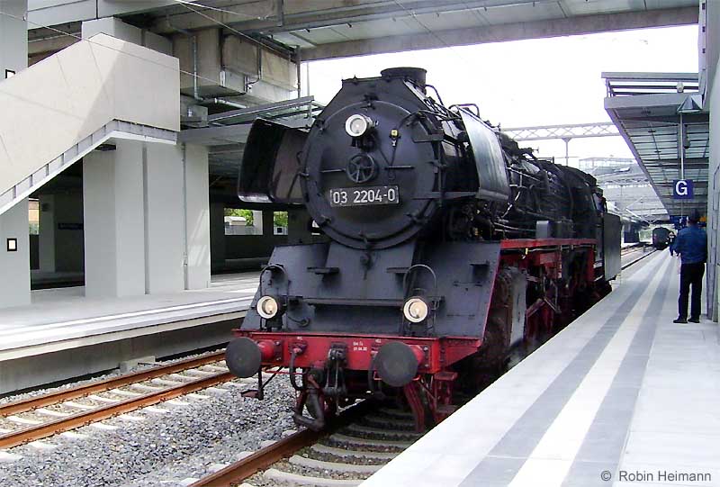 03 2204-0 am 27.05.06 beim Umsetzen im neuen Bahnhof Berlin Südkreuz