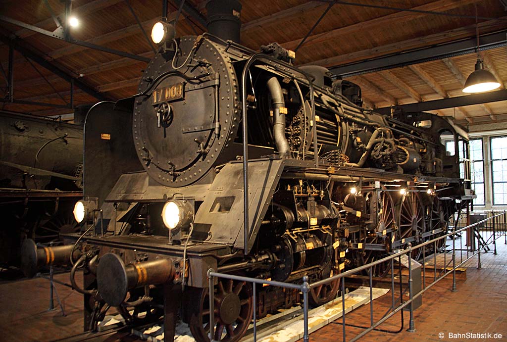 Innenansichten einer Schnellzuglokomotive der Baureihe 17 (ehem. preuß. S 10) im Deutschen Technikmuseum Berlin