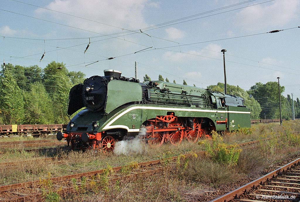 18 201 paradiert zum 100-jährigen Jubiläum des Bahnbetriebswerkes Berlin-Schöneweide (Vbf) auf dem Gelände des gleichnamigen Rangierbahnhofs