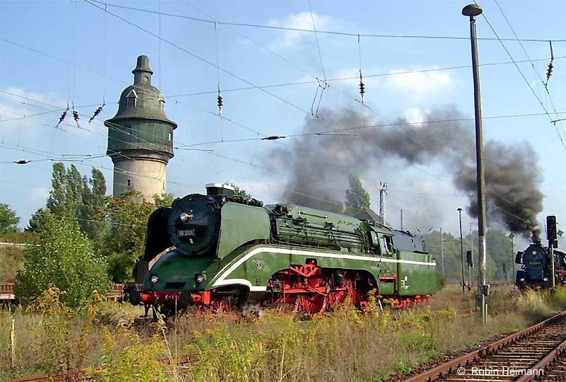 18 201 am 30.09.06 fotogenen Wasserturm des Rangierbahnhof Berlin-Schöneweide – dahinter die Schnellzuglokomotive 03 2204-0