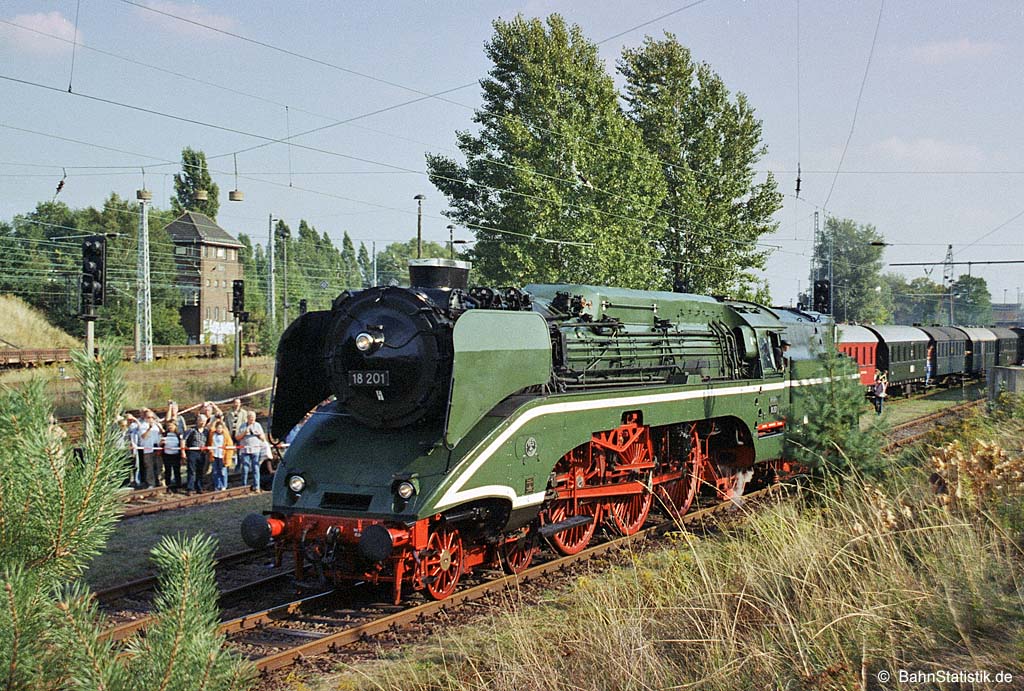 18 201 paradiert am 30.09.06 zum 100-jährigen Jubiläum des Bahnbetriebswerkes Berlin-Schöneweide auf dem Gelände des gleichnamigen Rangierbahnhof