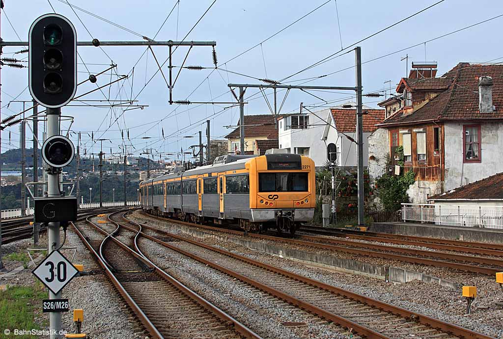 Vorortzug 2271 am 09.04.14 als R 15154 (Guimaraes – São Bento) bei der Ausfahrt aus Porto Campanhă