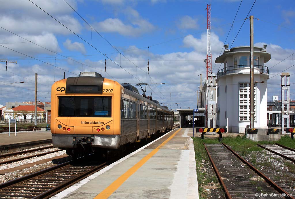 2297 am 06.04.14 als Intercidades 513 von Lisboa Santa Apolóónia nach Guarda bei der Einfahrt nach Entroncamento