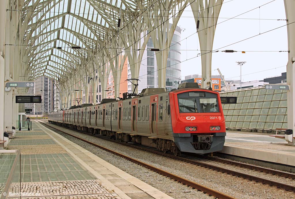 Die Vorortzüge 2371 + 2402 am 05.04.14 als R 18250 nach Melecas in Lisboa Oriente