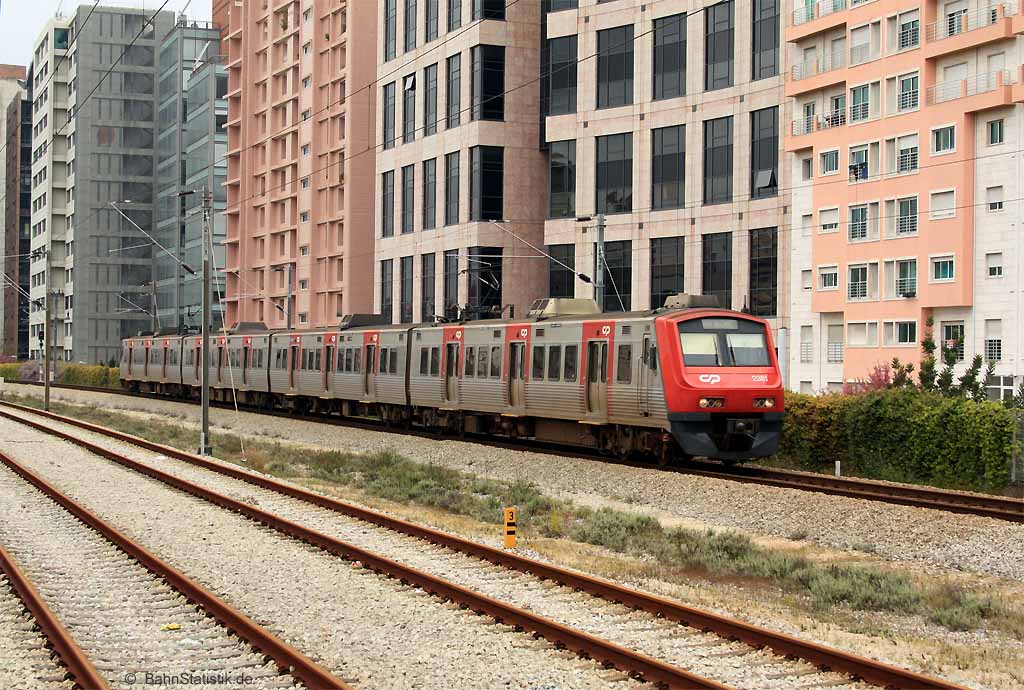 Vorortzug 2381 am 05.04.14 als R 16522 von Azambuja nach Lisboa Alcantara-Terra bei der Einfahrt nach Lisboa Oriente