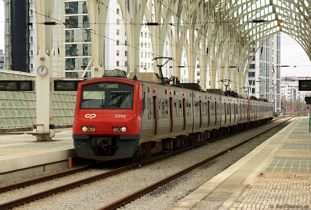 Vorortzug 2388 am 05.04.14 als R 18528 nach Melecas in Lisboa Oriente