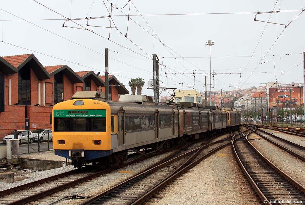 Die Gleichstrom-Vorortzüge 3255+ 3251 am 05.04.14 als R 19059 nach Cascais bei der Ausfahrt aus Lisboa Cais do Sodre
