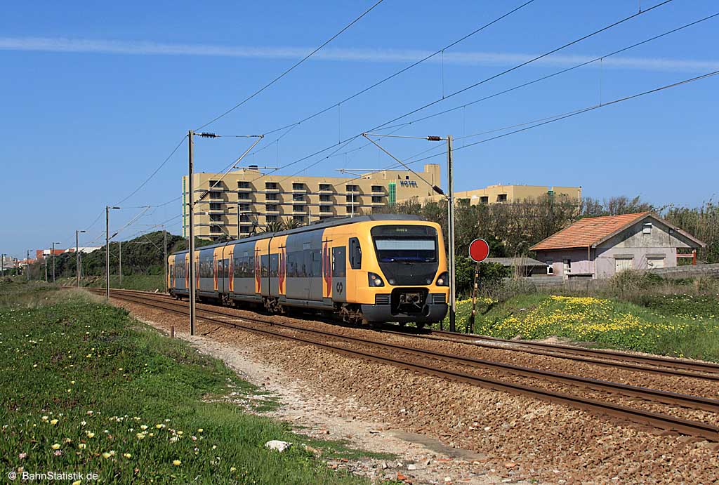 Ein Viriatus am 08.04.14 als R 15933 von Porto São Bento nach Ovar am Formsignal von Granja