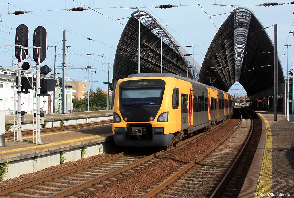 Ein Vorortzug der Baureihe 3400 am 09.04.14 als R 15405 von Porto São Bento nach Penafiel bei der Einfahrt in die futuristische Bahnhofshalle von Ermesinde