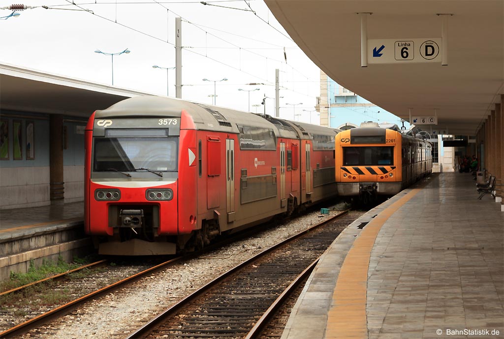 Doppelstocktriebwagen 3579 am 05.04.14 in Lisboa Santa Apolónia – daneben 2261