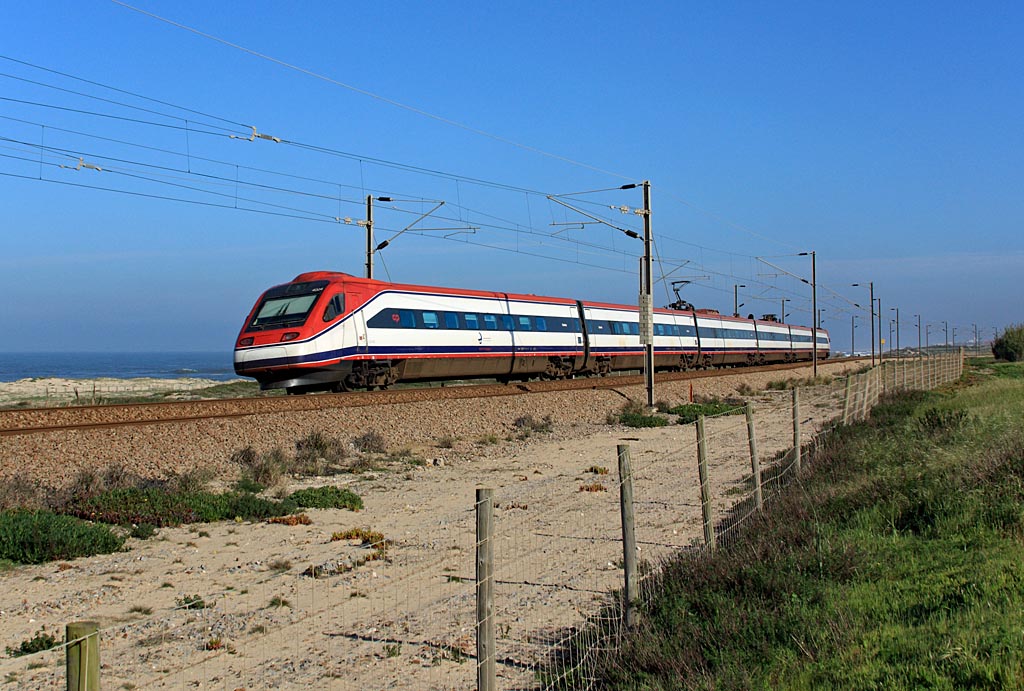 Alfa Pendular 4004 am 08.04.14 als AP 122 (Porto Campanhã – Lisboa Santa Apolónia) nahe Espinho