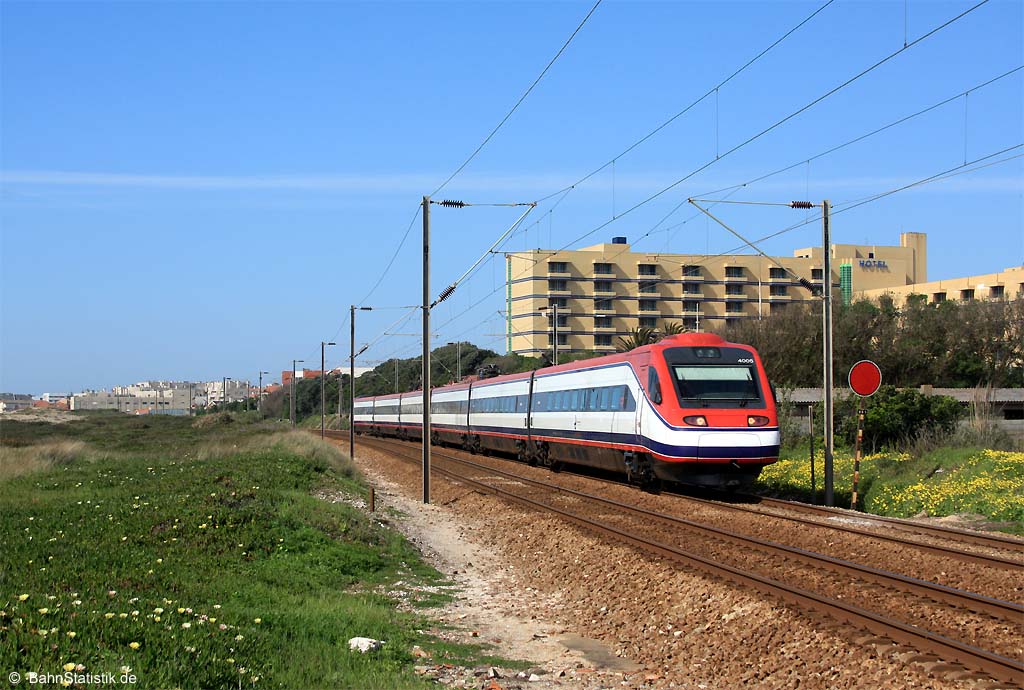 Alfa Pendular 4005 am 08.04.14 als AP 186 von Porto Campanhã nach Faro am Formsignal von Granja vorbei