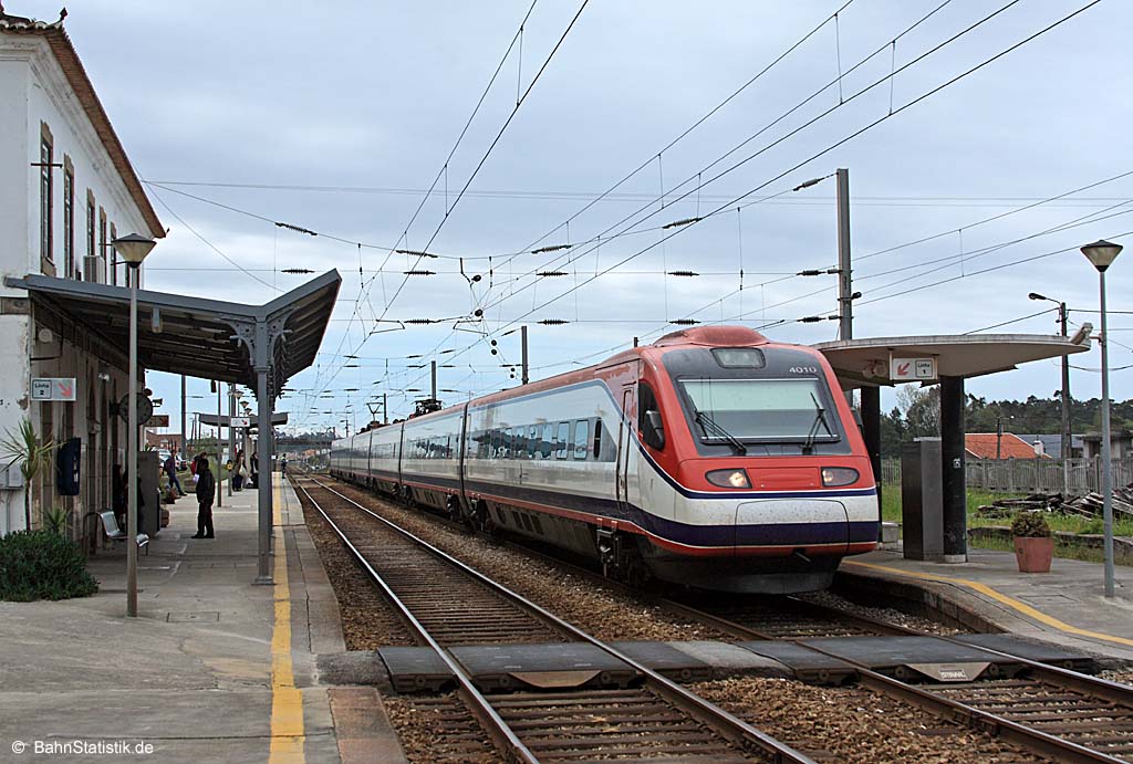 Alfa Pendular 4010 am 07.04.14 als AP 124 nach Lisboa Santa Apolónia bei der Ausfahrt aus Porto Campanhã