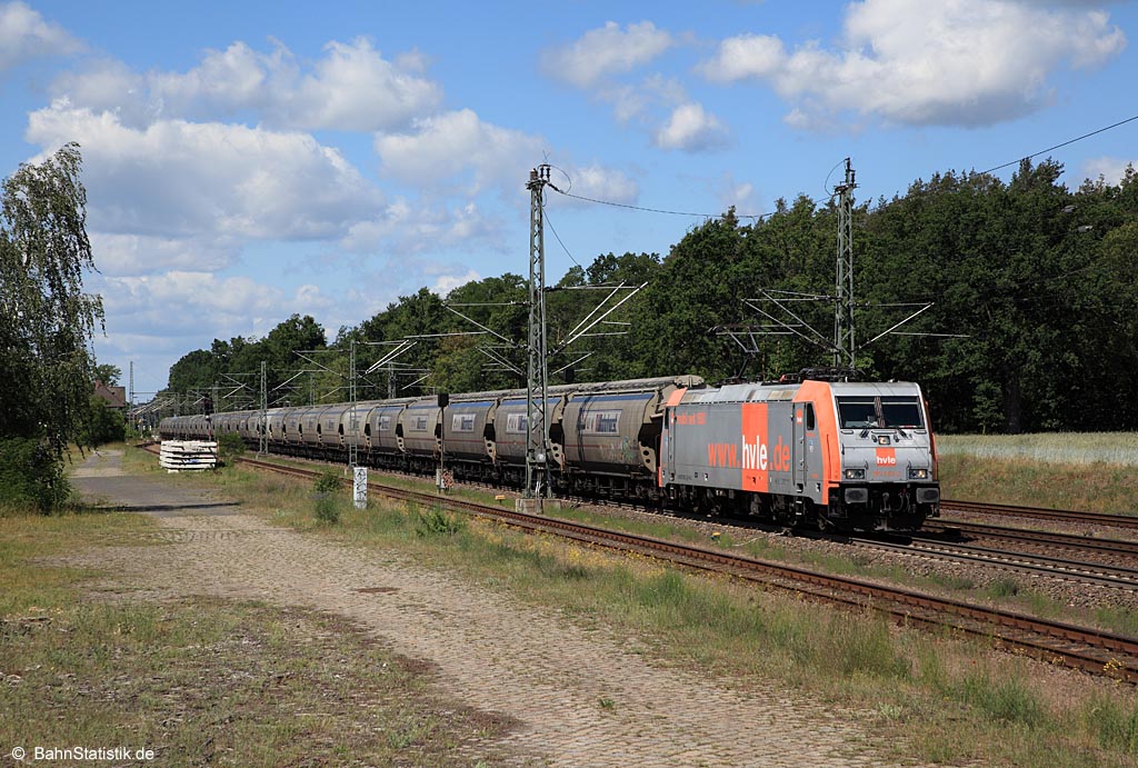 185 583-2 der HVLE am 06.06.20 mit dem Bohnhorst-Getreidezug DGS 56242 (Salzbergen – Priort) auf der Potsdamer Bahn bei der Durchfahrt von Groß Kreutz