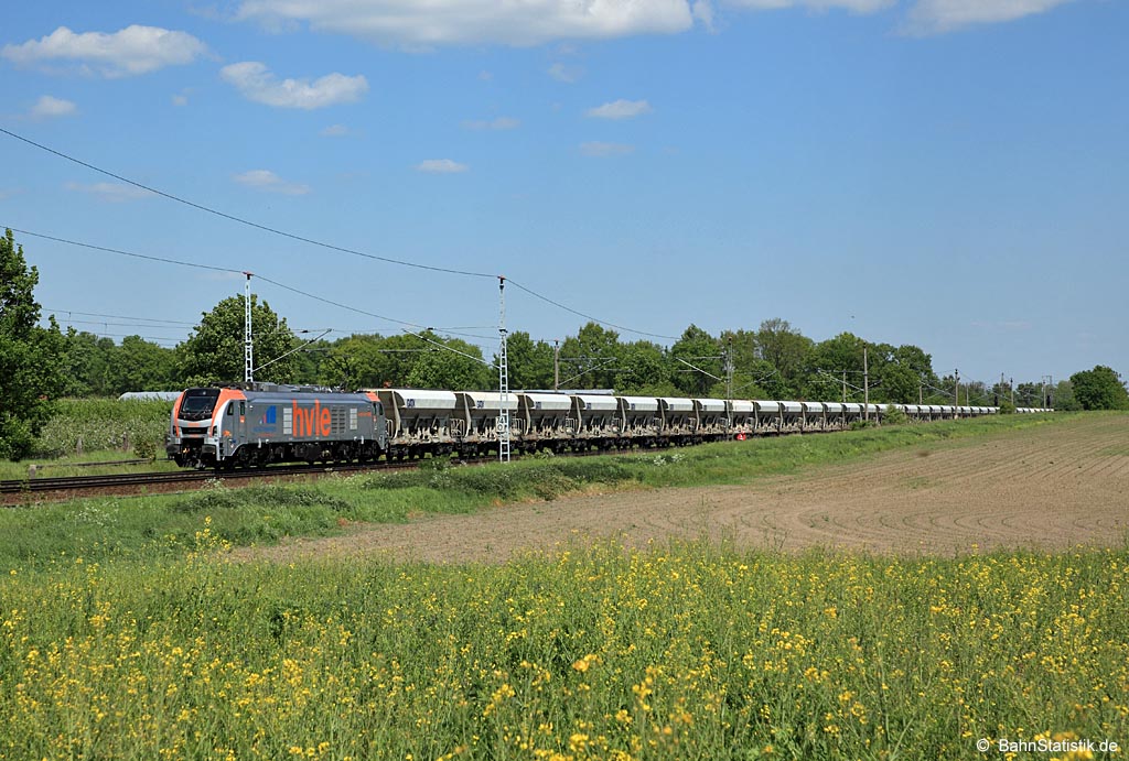 Eurodual 2159 006-6 der HVLE am 13.05.23 mit einem Kieszug gen Süden auf dem westlichen Berliner Außenring bei Priort