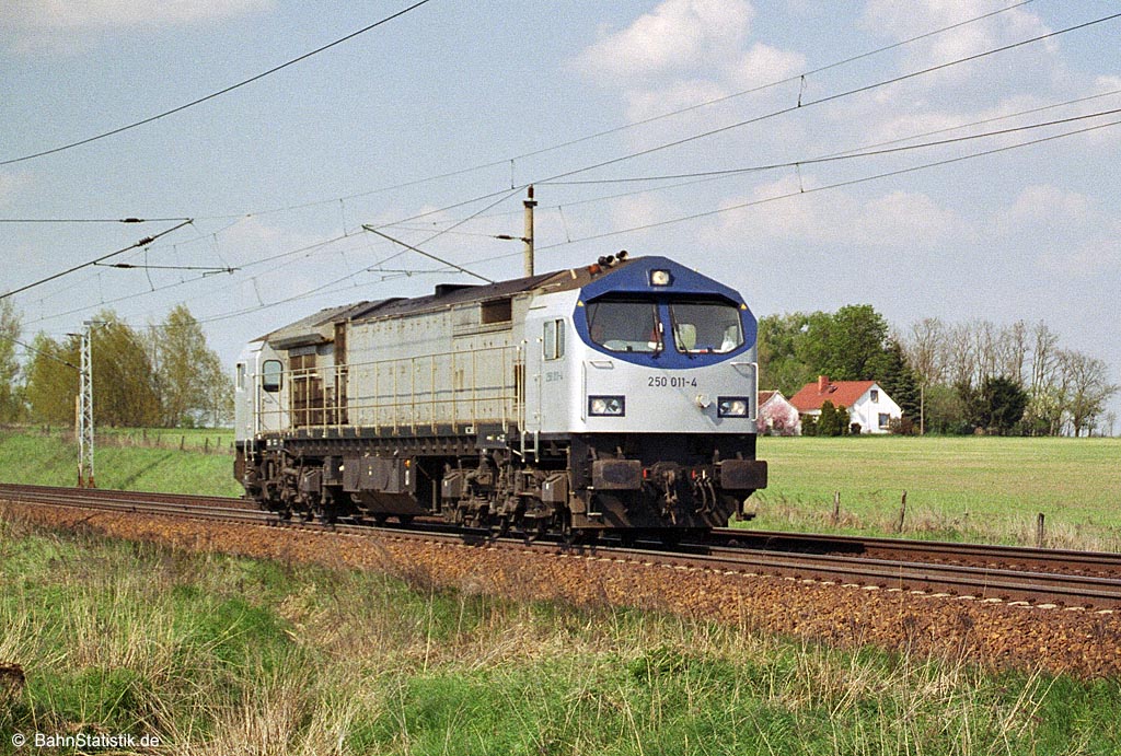 V330.3 (250 011-4) der HVLE am 04.05.06 als -Tfzf- auf dem westl. Berliner Außenring nahe Priort