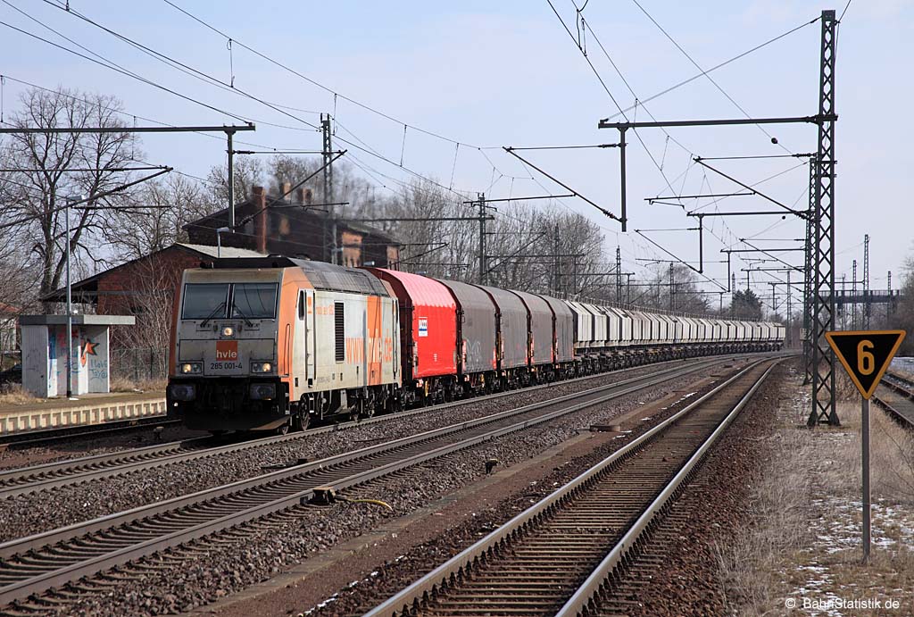 285 001-4 der HVLE am 08.03.18 mit dem Kalkzug DGS 91037 von Blankenburg (Harz) Nord nach Beddingen durch Niederndodeleben