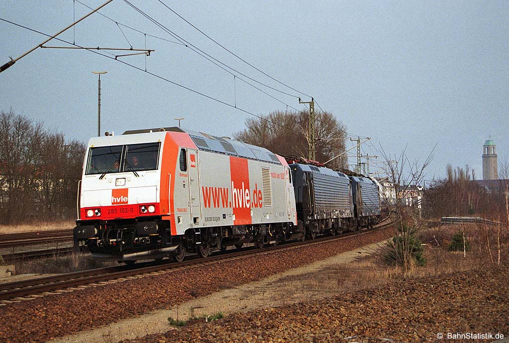 HVLE 285 102-0 namens »Oberhavel«, MRCE 189 928-5 und MRCE 189 933-5 am 24.02.08 bei der Überführung in Berlin-Spandau