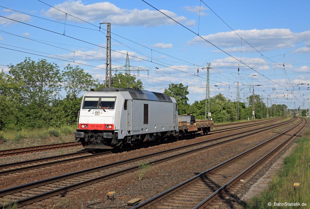 285 104-6 der HVLE am 20.05.20 mit einem Res nach Wustermark auf der südlichen Berliner Außenring durch Saarmund