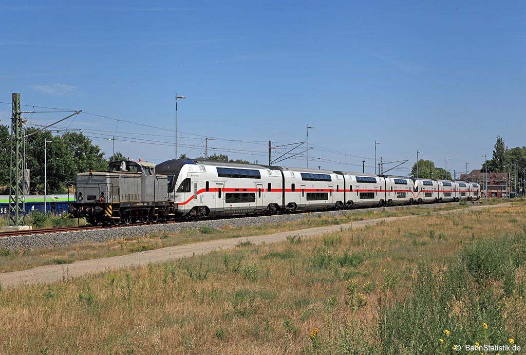 346 391-6 der HVLE rangiert am 11.07.23 zwei KISS-Einheiten auf dem Gelände der RWS in Wustermark Rbf