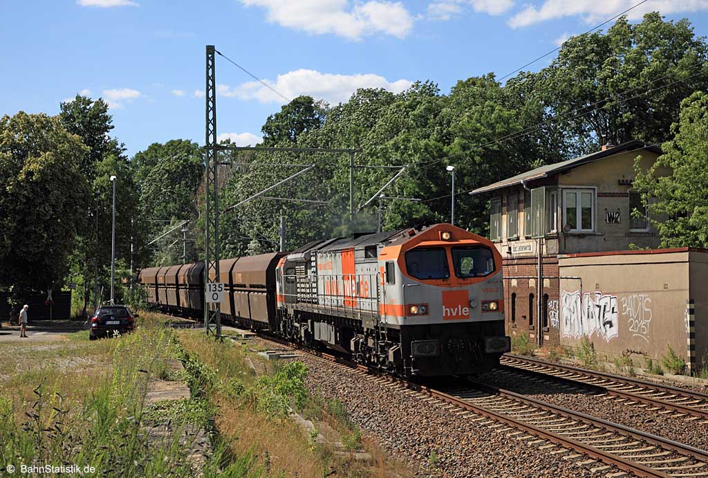 Tiger V330.2 der HVLE am 30.06.20 mit dem Kohlenzug DGS 99734 von Blankenburg (Harz) Nord nach Hoyerswerda bei der Durchfahrt von Bad Liebenwerda