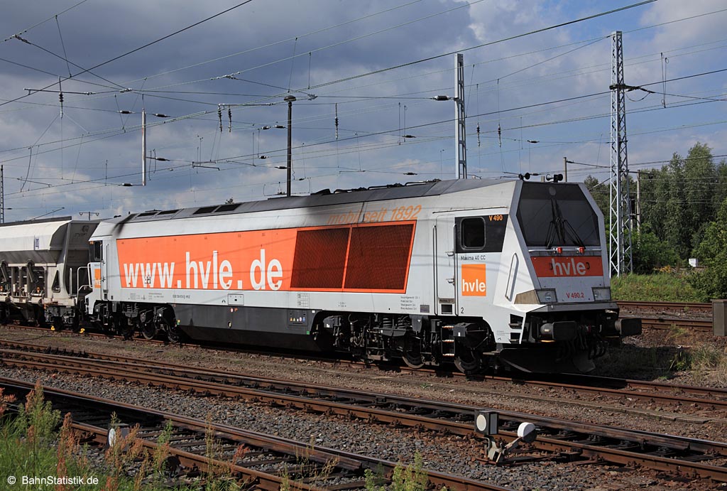 V490.2 der HVLE am 27.08.17 mit einem Kieszug in Wustermark Hbf