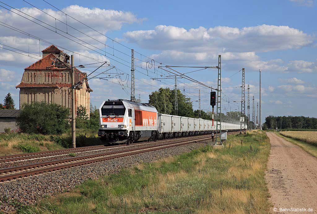 Maxima 40CC, V490.3 der HVLE am 30.06.20 mit dem Kieszug DGS 56159 von (Hohwald Sutter –) Dresden Neustadt nach Rostock Seehafen am ehem. Kornspeicher von Saxdorf vorbei