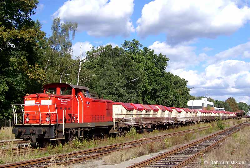 V60.1 (ex DR 346 823) am 08.09.06 mit Müllzug in Berlin-Johannisstift