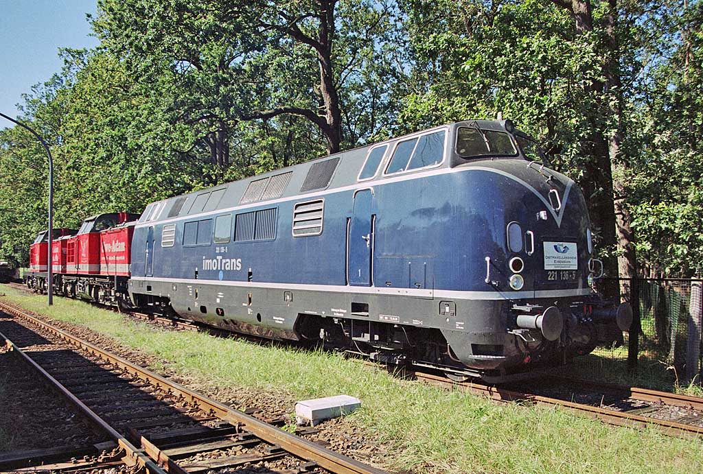 imoTrans 221 136-5, vermietet an die OHE, in Berlin-Johannisstift – dahinter zwei V100 der Uwe Adam GmbH