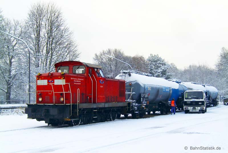 V60.4 (ex DR 345 113) rangiert am 27.12.05 ein paar Kesselwagen in Berlin-Johannisstift