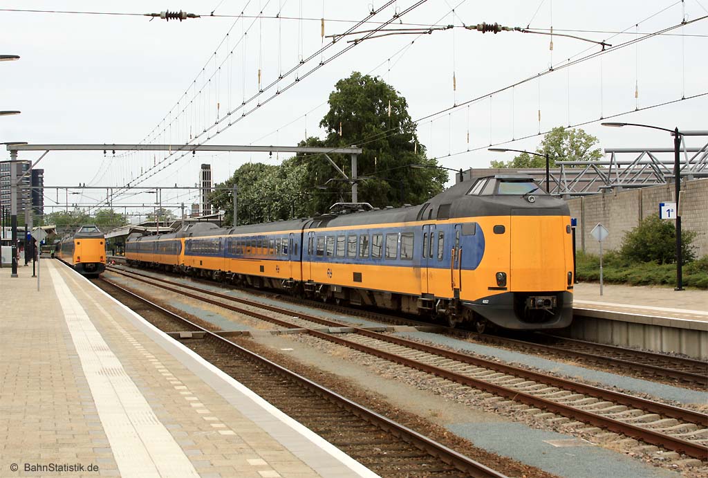 »Koploper« 4057 + 4058 stehn am 30.06.13 als IC 1948 nach Den Haag Centraal im Grenzbahnhof Venlo