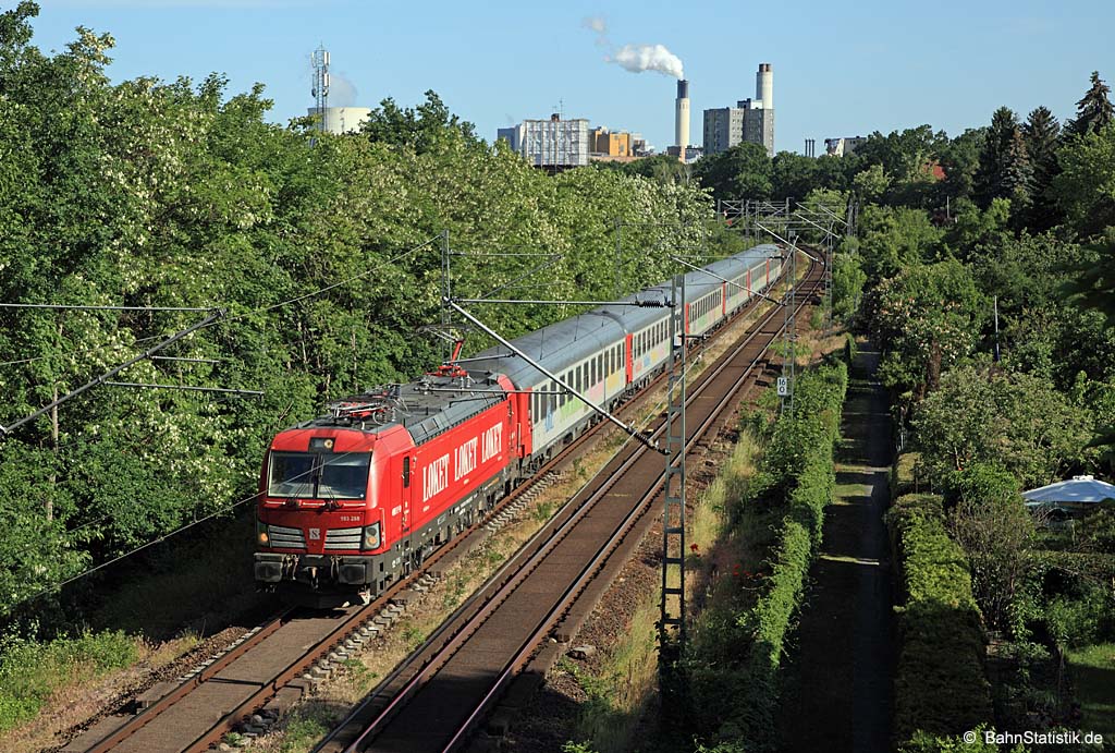 ELL-Vectron 193 288-8 in Diensten der Transdev Sverige AB am 03.06.23 mit dem Snälltåget D 301 (Stockholm Central – Berlin Hbf) auf der Hamburger Verbindungsbahn an der Berliner Olympiabrücke