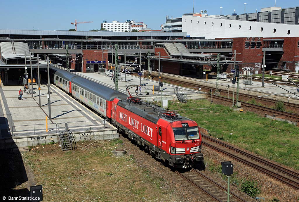 ELL-Vectron 193 288-8 in Diensten der Transdev Sverige AB am 07.07.23 mit dem Snälltåget D 301 aus Stockholm Central im Zielbf Berlin Gesundbrunnen