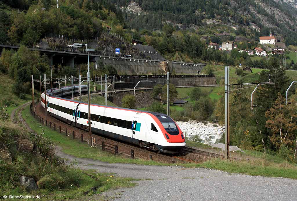 Eine ICN-Garnitur am 06.10.12 auf der Nordrampe der Gotthardbahn bei Wassen