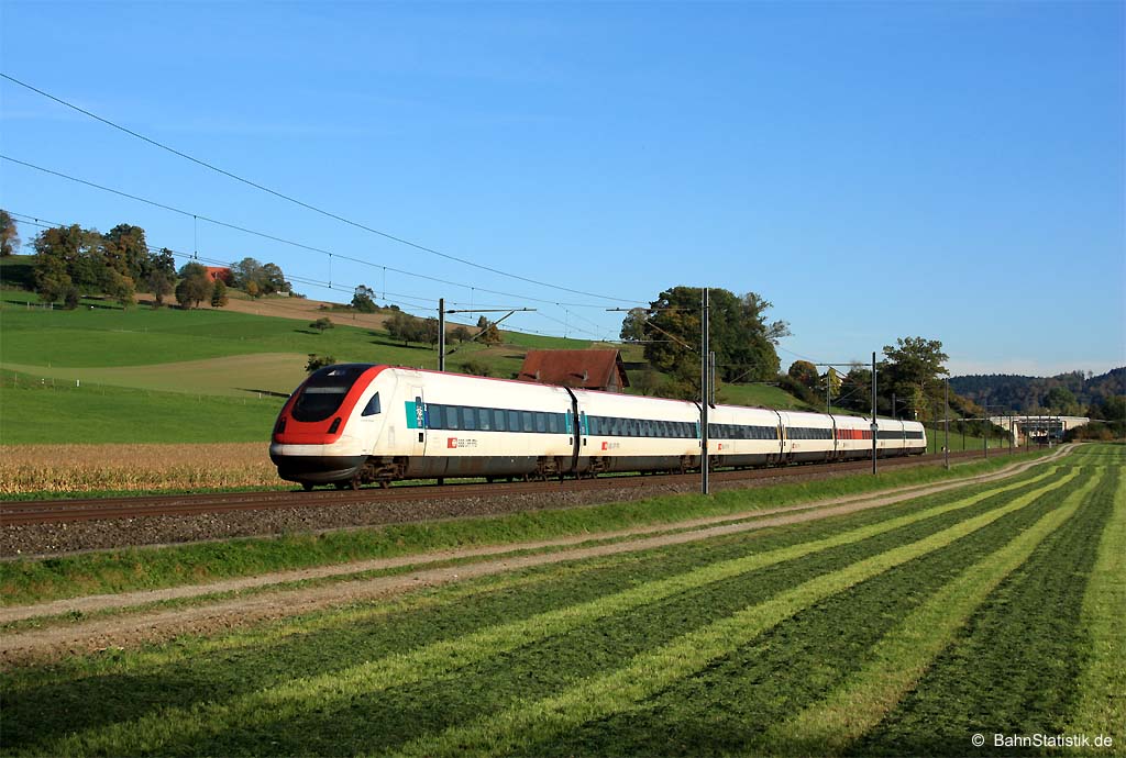 Eine ICN-Doppeleinheit am 19.10.13 als IC 1532 von St.Gallen nach Lausanne nahe Elgg