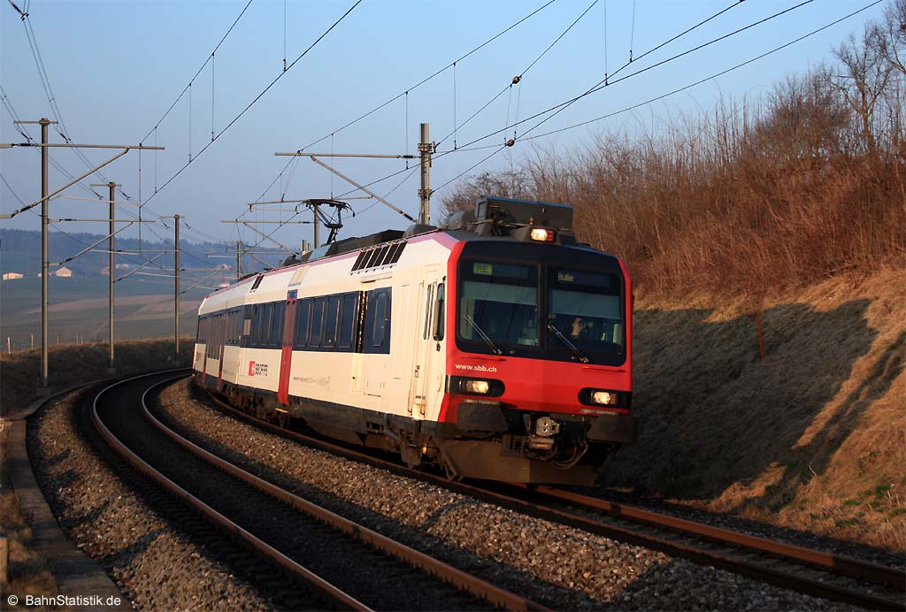 Ein Domino legt sich am 13.03.13 im letztem Licht des Tages als R 14158 von Bern nach Bulle bei Romont in die Kurve