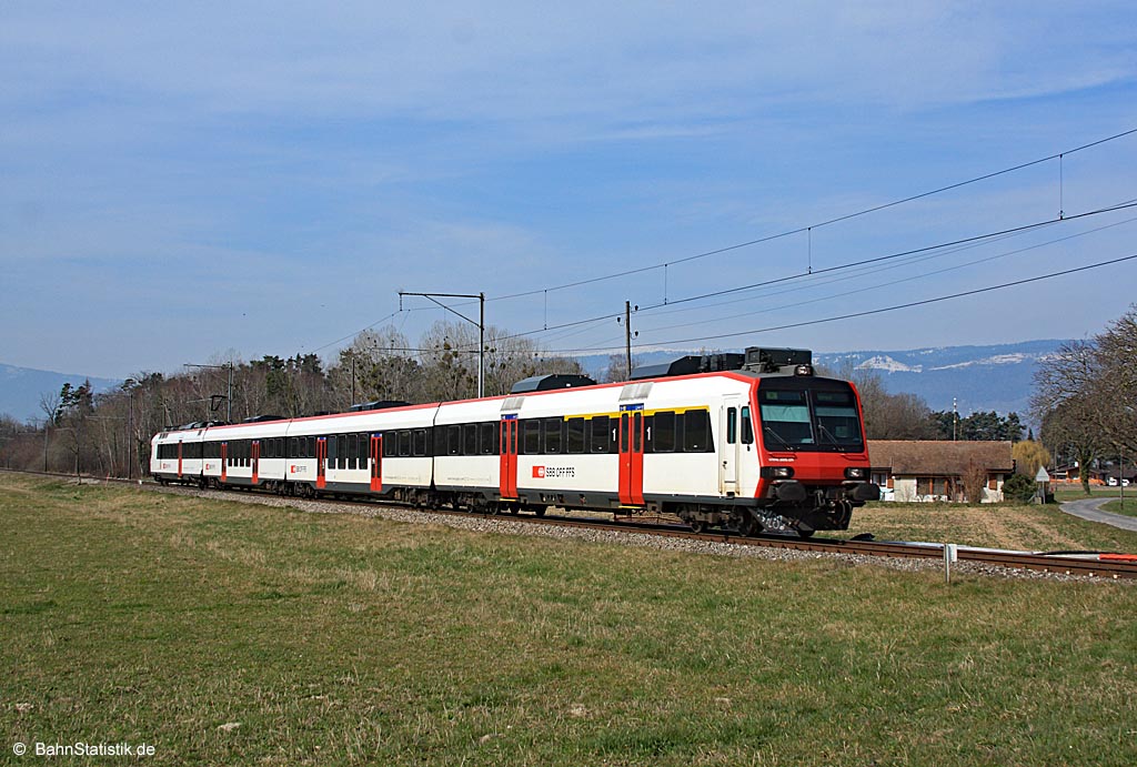 Eine Domino-Einhaeit am 11.03.14 als R 14536 von Yverdon-les-Bains nach Romont nahe Cheyres