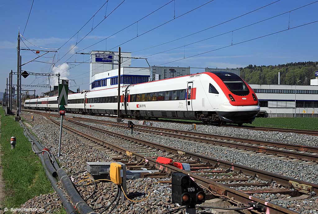 RABDe 500 001 »Jean Piaget« am 20.04.16 als ICN 1517 (Lausanne – St. Gallen) bei der Durchfahrt von Schönenwerd