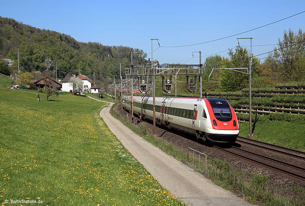 RABDe 500 013 »Denis de Rougemont« am 20.04.16 als ICN 525 von Genève-Aéroport nach Zürich HB auf der Neubaustrecke bei Rothrist unterwegs