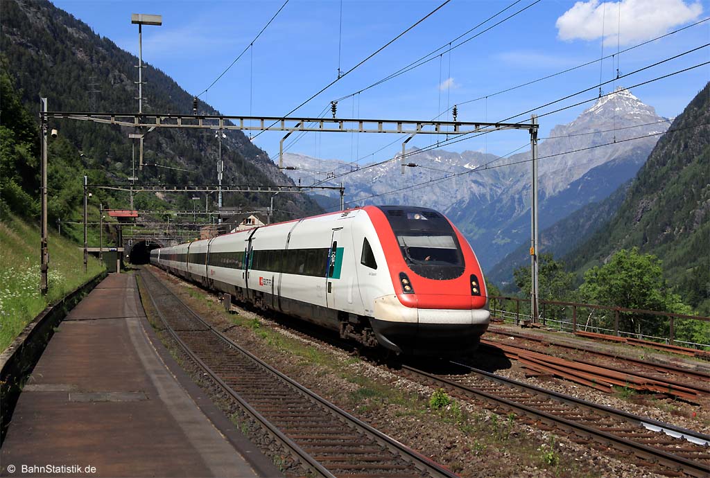 RABe 500 040-1 »Graf Zeppelin« am 07.06.14 als ICN 882 von Lugano nach Zürich HB auf der zweiten Ebene der Gotthard-Nordrampe durch Wassen