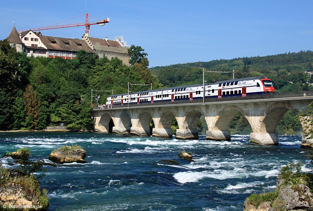 Doppelstocktriebzug RABe 514 060-3 überquert am 23.08.09 als S16 (Winterthur – Schaffhausen) die Brücke am Rheinfall unterhalb des Schlosses Laufen