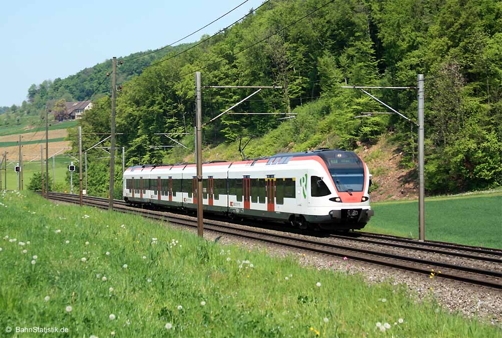 RABe 521 017-4 am 25.04.11 als S3 nach Olten auf der Hauensteinstrecke bei Tecknau
