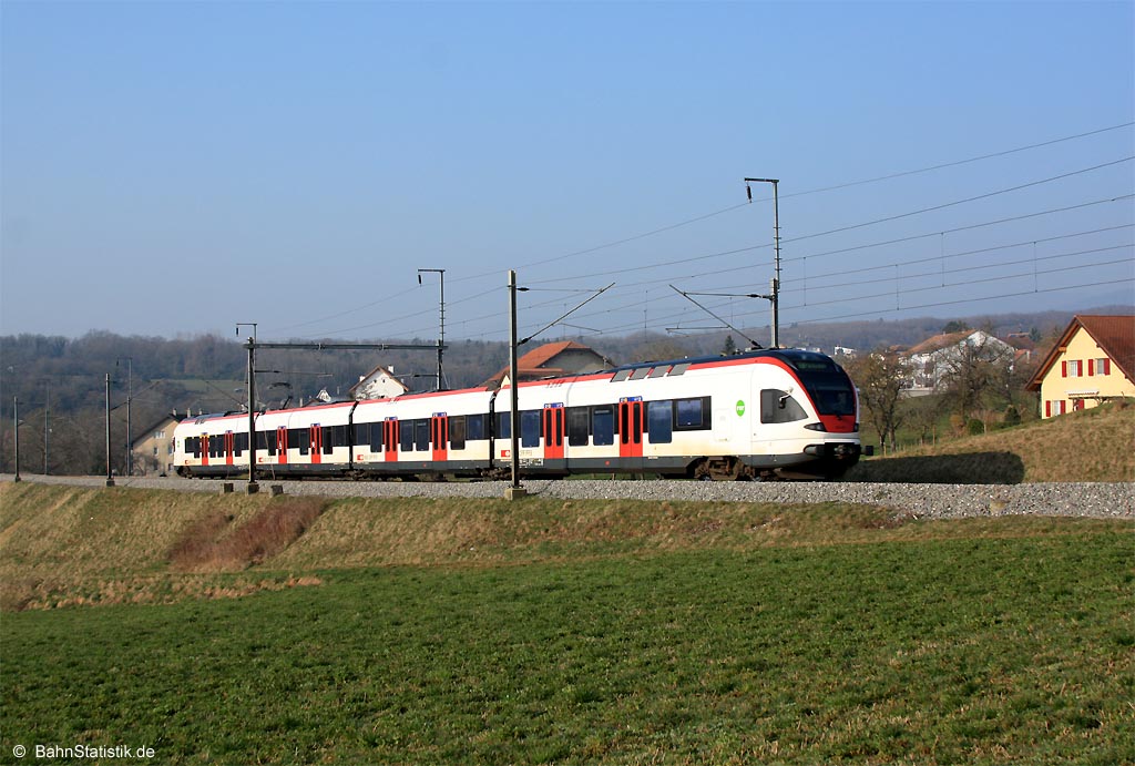 RABe 523 024-8 ist am 13.03.14 als S2 von Vallorbe nach Palézieux bei Pompaples unterwegs
