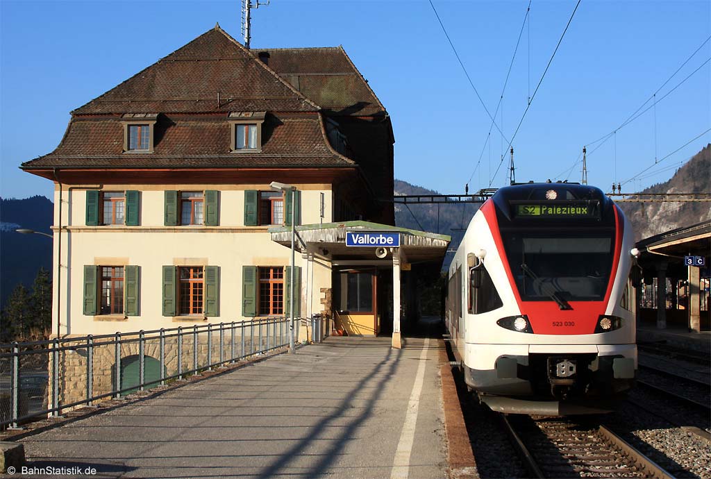 FLIRT RABe 523 030-5 am 12.03.14 als S 2 nach Palézieux abfahrbereit in Vallorbe
