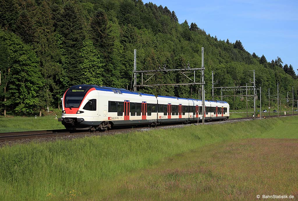 FLIRT RABe 523 034 am 21.05.16 als S 26 von Aarau nach Rotkreuz bei Hendschiken