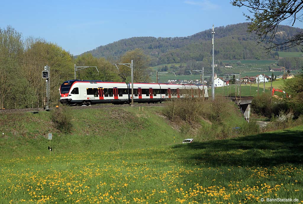 Der RABe 523 061 ist am 19.04.18 als S3 nach Olten auf der Hauensteinstrecke bei Tecknau unterwegs