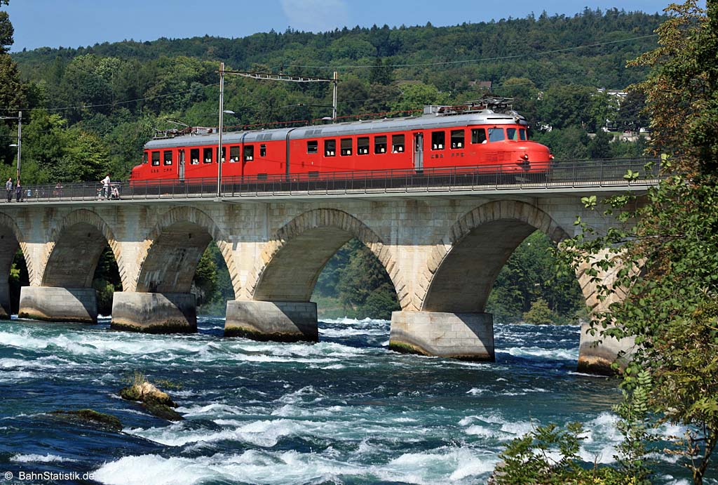Der Rote Doppelpfeil RAe 4/8 1021 "Churchill" überquert am 23.08.09 als Extrazug nach Schaffhausen die Brücke am Rheinfall unterhalb des Schlosses Laufen